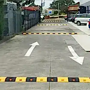 Kauçuk Hız Kesici Yol Kasisi 50 x 40 x 4 cm Reflektörlü